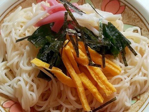 わかめとかまぼこと薄焼き卵のぶっかけそうめん